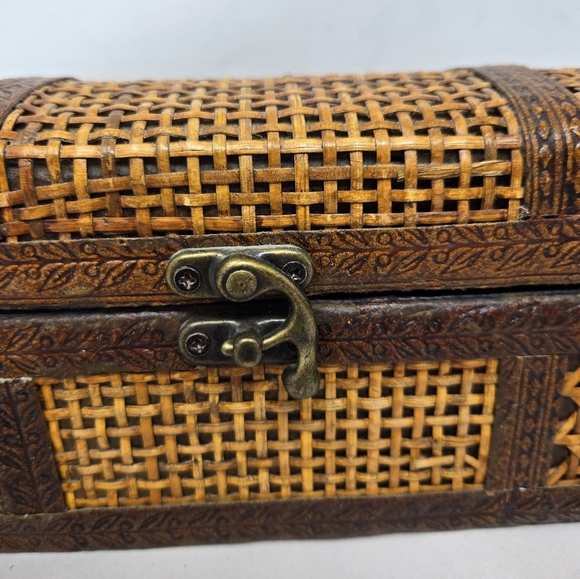 Wooden & Wicker Rectangle Box With Front Latch & Hinge Back Light & Dark Browns - Picture 3 of 14